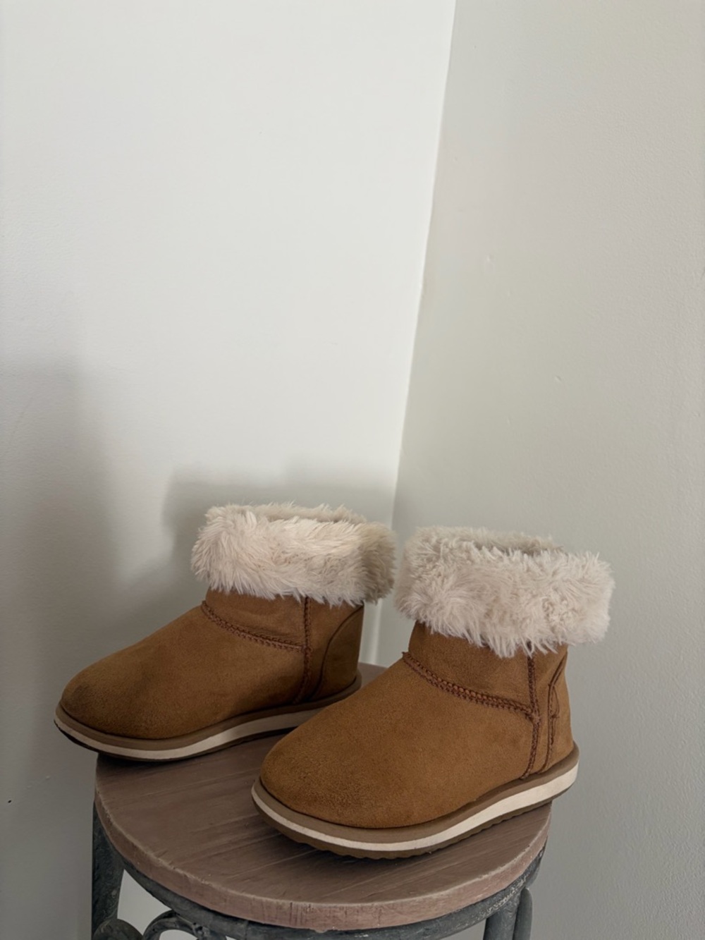 Girls size 9 tan winter boots with fur trim